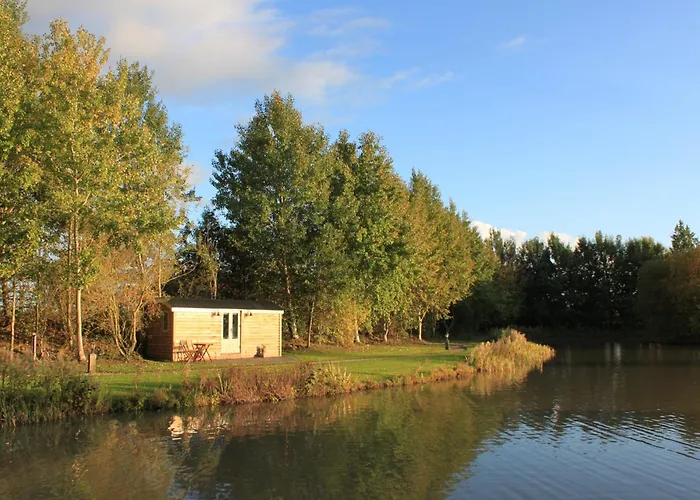 Luxury Shepherds Hut - The Foxglove By The Lake
