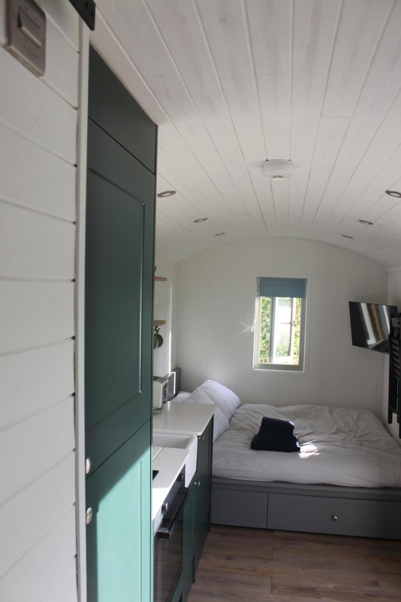 Luxury Shepherds Hut - The Foxglove By The